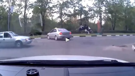 VIDEO: Flic-flac sinucigaş, pe motocicletă