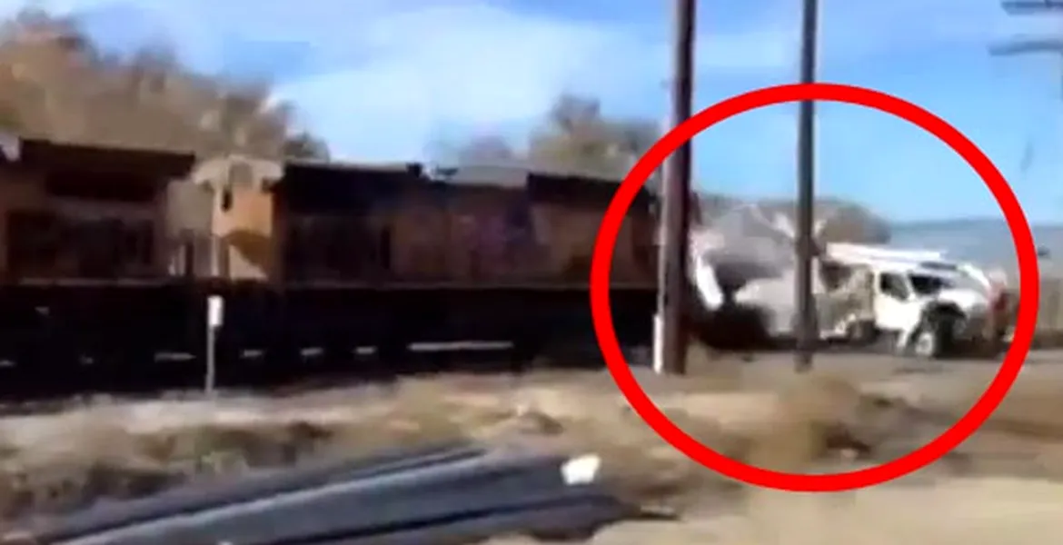 VIDEO: Tren + maşină cu şofer neatent = …