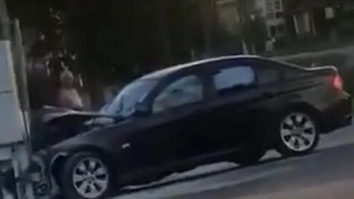 Un polițist băut a intrat cu propriul BMW într-un stâlp