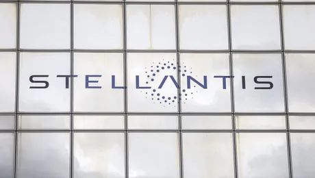 Stellantis înregistrează primele sale pierderi operaționale din istorie. Tranziția lentă către EV-uri costă grupul auto 20 de miliarde de euro