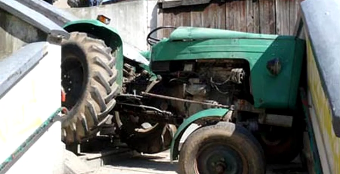 Accident – cu tractorul… pe scări!