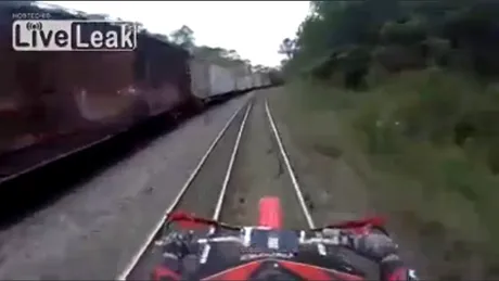 De ce nu e o idee bună să mergi cu motorul pe şinele de tren... VIDEO
