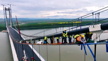 A început demontarea catwalk-ului de pe podul suspendat peste Dunăre | VIDEO