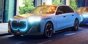 Două BMW Seria 7 exclusiviste, expuse în București. Doar 4 unități din fiecare au fost produse