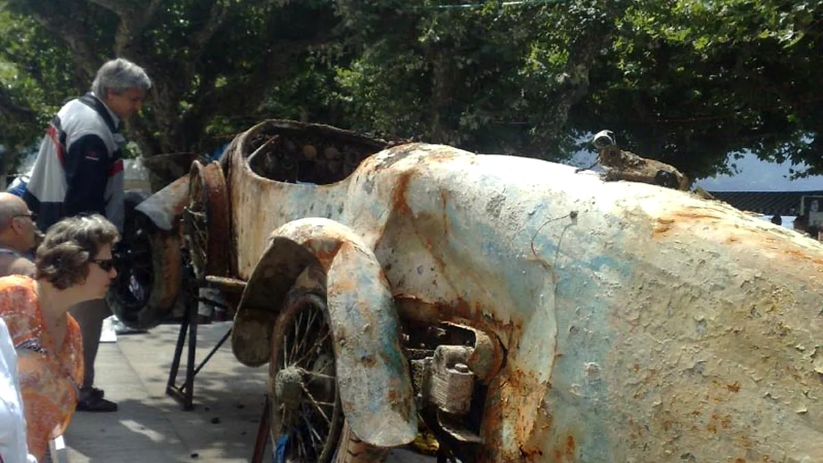 Bugatti de colecţie, recuperat din apă după 70 de ani!
