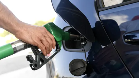 Benzina premium folosește la ceva sau e doar un mit? Când devine dăunătoare și cât costă în 2025