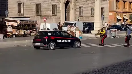 Video - Incident în apropierea Vaticanului: Un carabinier, lovit de autoturismul colegilor