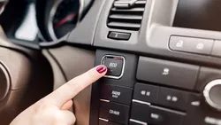 Directorul Ferrari: Butoanele tactile costă jumătate din prețul comenzilor fizice