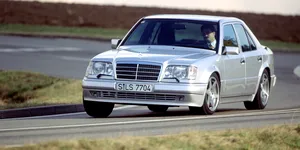 <span class='prepend'>Foto |</span> Ultimul exemplar al sedanului Mercedes dezvoltat alături de Porsche a devenit exponat de muzeu. Ultimul Mercedes E 500 are 420 km la bord