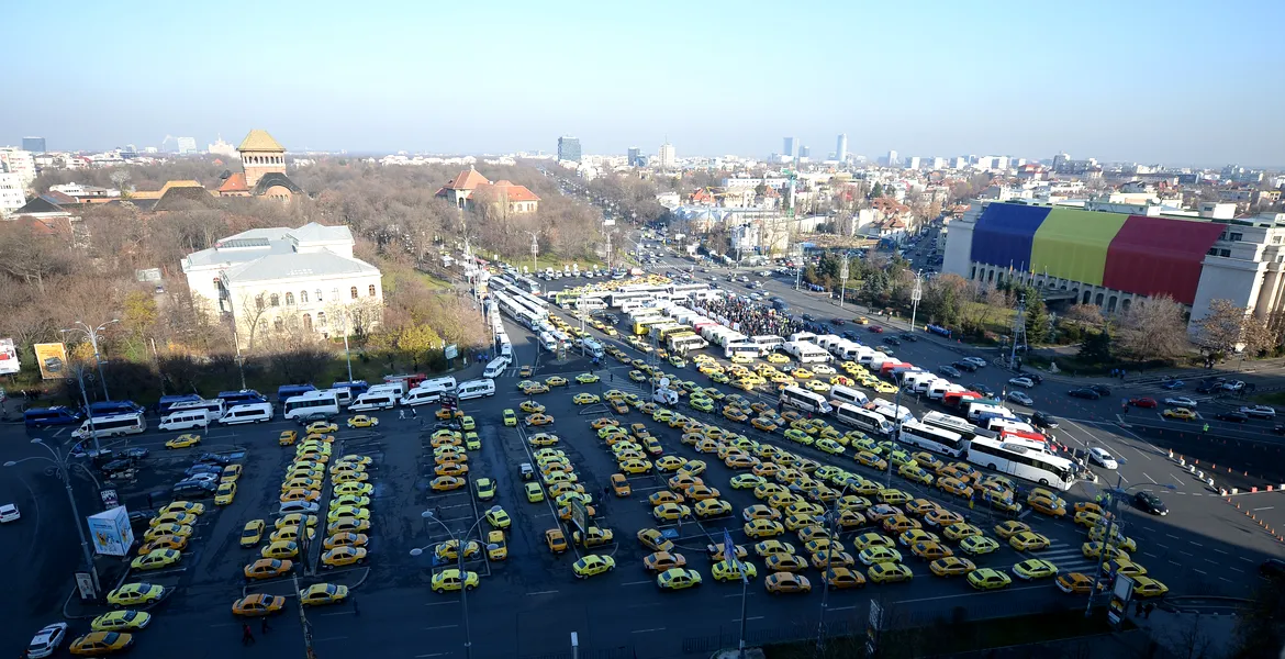 Lista restricţiilor de trafic din Bucureşti. Piaţa Victoriei şi Şoseaua Kiseleff, blocate de mii de maşini ale transportatorilor