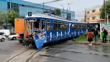 Zi cu accidente grave la Iași. Un tramvai a fost lovit de un TIR și carambol cu șapte mașini implicate