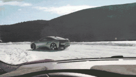 VIDEO: Chiar dacă e eco, BMW i8 ştie să facă şi drifturi pe zăpadă (într-un fel)