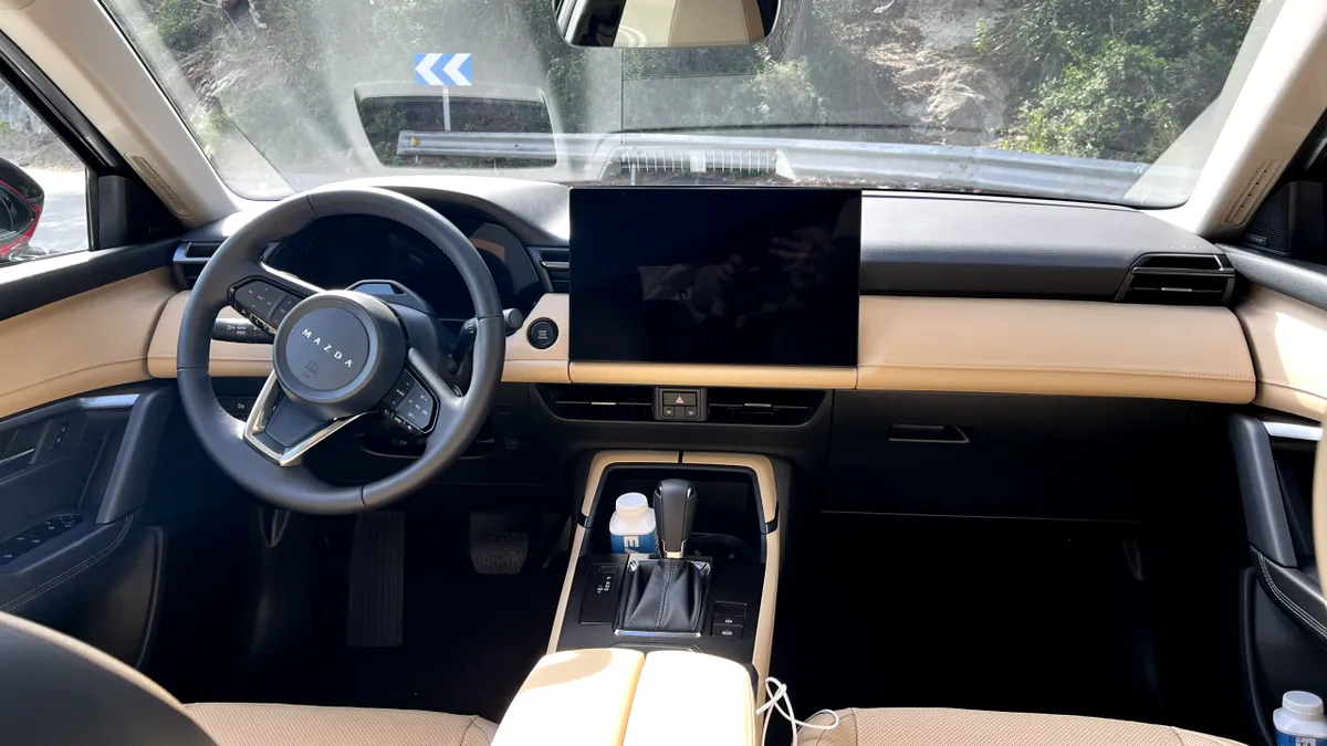 Mazda susține că ecranele mari distrag atenția șoferilor mai puțin decât o serie de butoane 