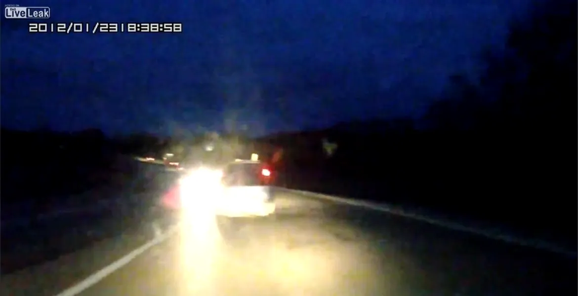 ACCIDENT. Nu ţii distanţa faţă de cel din faţă? Iată ce poţi păţi. VIDEO