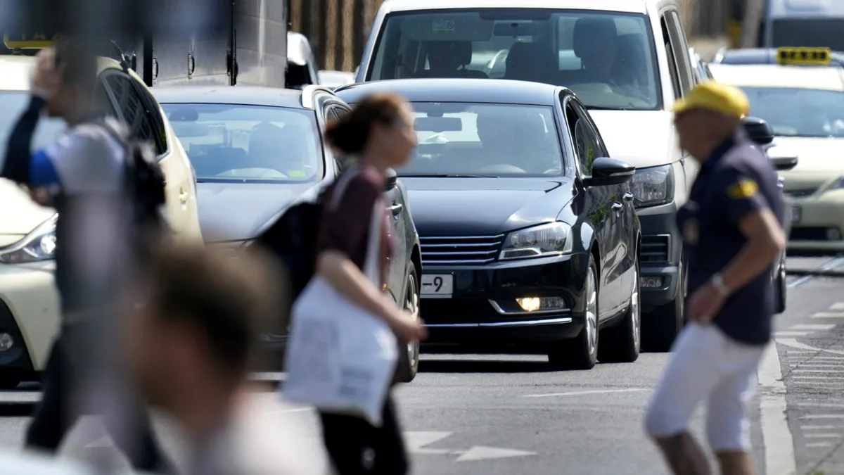 2025: Dă cu piciorul în mașină pe trecerea de pietoni. Cine e vinovat în această situație?