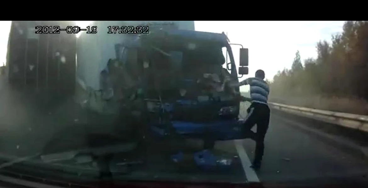 VIDEO: accident între două TIR-uri şi un şofer norocos