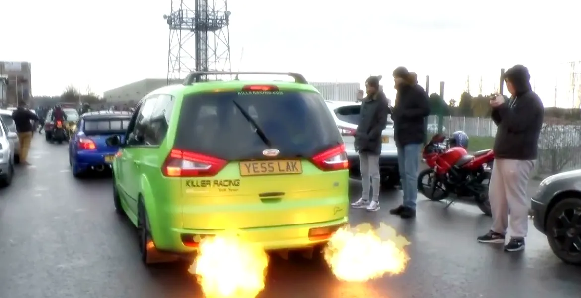 Ford Galaxy, transformat într-un hot-MPV aruncător-de-flăcări [VIDEO]