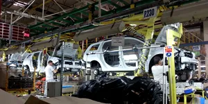 Plecări voluntare la Dacia. Angajații care acceptă încetarea contractului ar putea primi peste 200.000 de lei