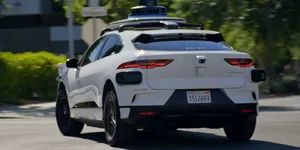 California schimbă regulile pentru robotaxiuri. Mașinile autonome pot primi acum amenzi de circulație