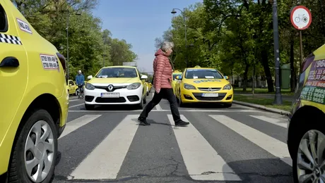 2026: Ești obligat să oprești dacă te afli pe banda 2 când pietonul începe traversarea? Regula din noul Cod Rutier