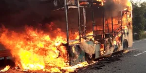 Autocar în flăcări pe un drum din Tulcea. La bord se aflau 27 de pasageri