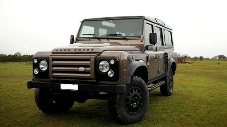 Un Land Rover Defender cu motor de Corvette e un Defender nebun