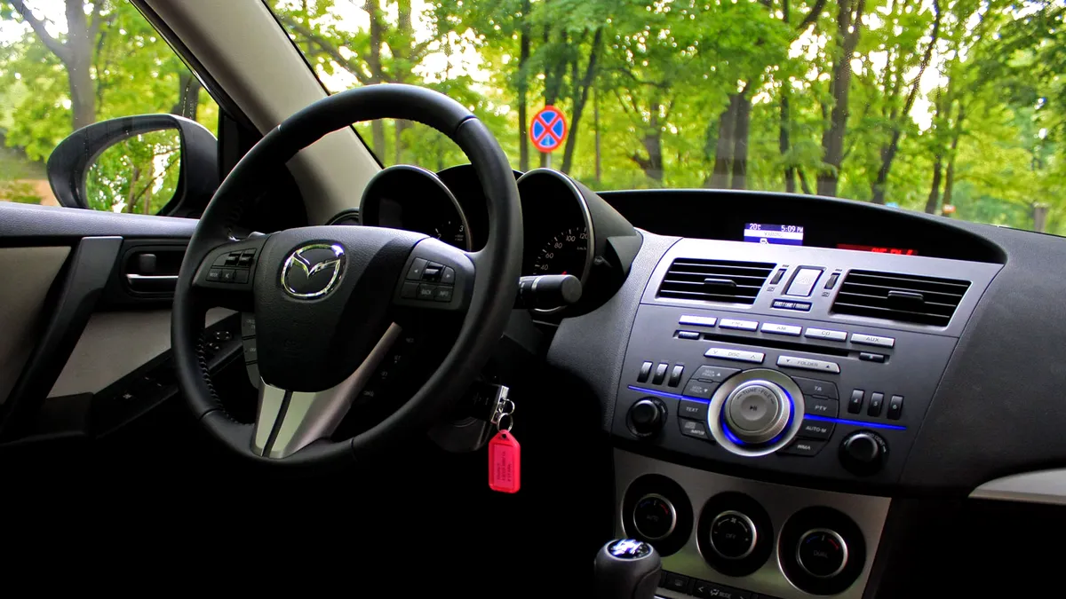 Mazda3 Sedan 1.6 CD - INTERIORUL (II)