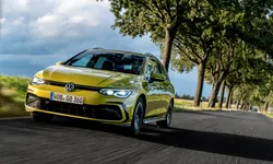 Noul VW Golf facelift, spionat fără urmă de camuflaj. Actualizarea va fi lansată în 2024