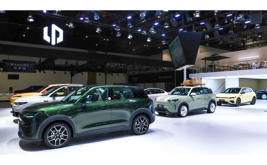 Mai multe modele Leapmotor sunt expuse la un salon auto international