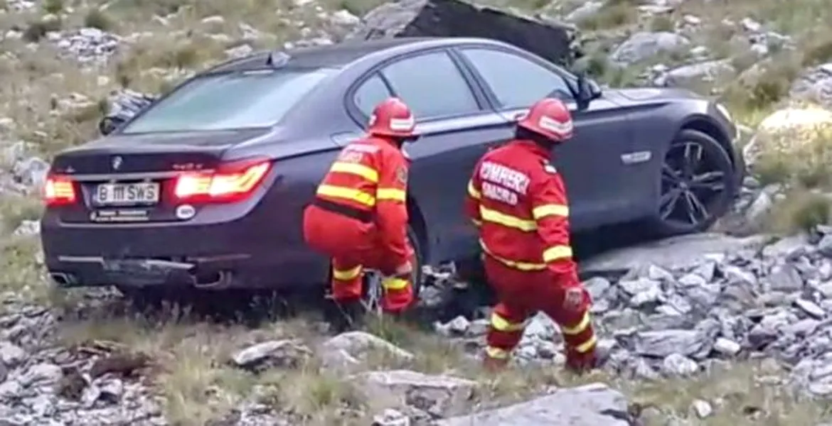Ce nu face omul pentru o poză bună?! BMW căzut în râpă pe Transfăgărăşan – VIDEO