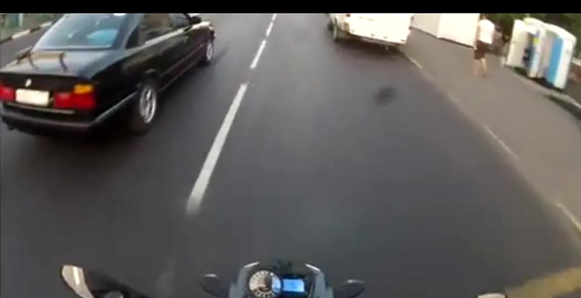 VIDEO: Un şofer de BMW loveşte intenţionat un motociclist!