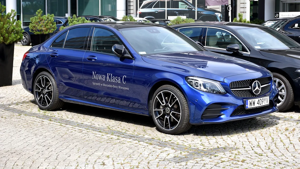 Merită să cumperi o mașină aproape nouă de pe piața second hand?