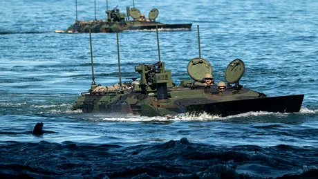 Cum sunt propulsate prin apă și plutesc vehiculele militare blindate amfibii. „Mastodonții” au zeci de tone