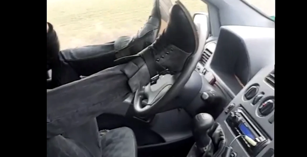 Teribilism la Ploiești: Un tânăr a fost filmat conducând cu picioarele – VIDEO