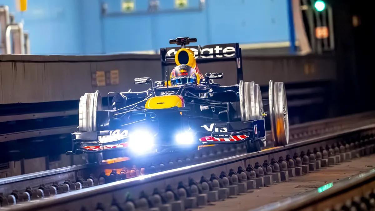 Red Bull a pus o mașină de Formula 1 pe șine, înaintea Marelui Premiu al Spaniei din Madrid