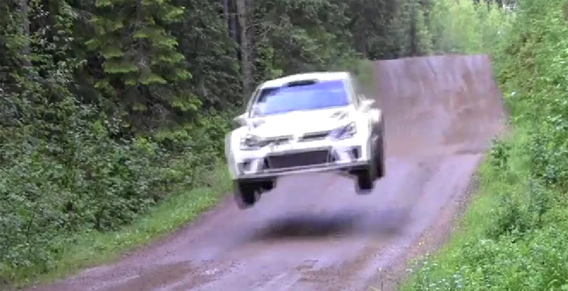 Volkswagen Polo WRC învaţă să zboare în pădurile Finlandei