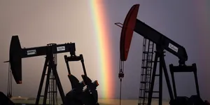 Petrolul trece din nou de 100 de dolari pe baril. Motorina din România este deja aproape de 11 lei/litru