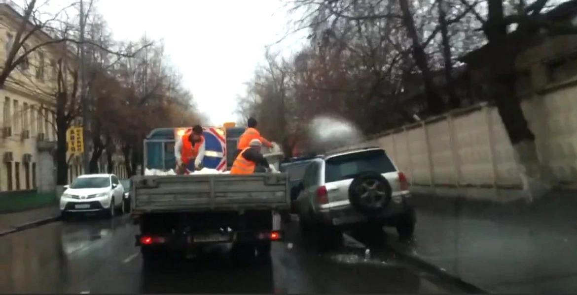 Cum se dă cu sare pe drum în Ucraina. VIDEO