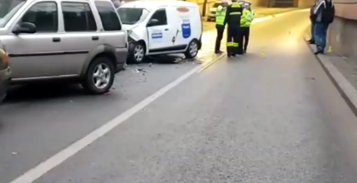 Accident în lanţ în Bucureşti. Cinci maşini implicate, un şofer rănit şi transportat la spital – VIDEO