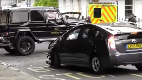 Un Mercedes G500 aproape de „daună totală” după întâlnirea cu un Prius