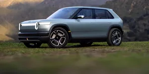 Uber va investi până la 1,25 miliarde de dolari în Rivian, în cadrul unui acord pentru lansarea a 50.000 de robotaxiuri