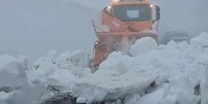 Video | Zăpadă de 5 metri pe Transfăgărășan și bolovani uriași. Drumarii se află într-o misiune contra-cronometru