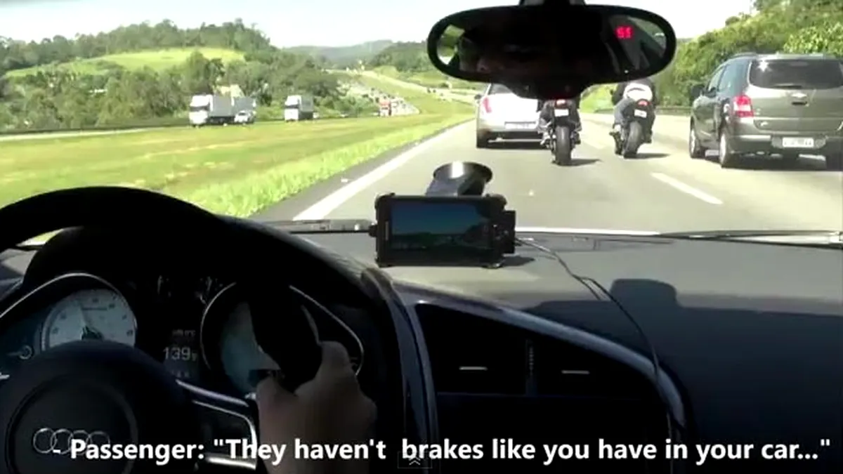 VIDEO: Cursă periculoasă intre un Audi R8 V10 şi două motociclete