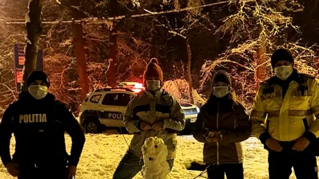 Cine este, de fapt, polițistul care s-a dat jos din mașină ca să se joace cu zăpadă cu o familie la Sibiu?