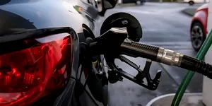 Motorina premium a depășit 10 lei iar benzina se apropie de 9 lei/litru. Petrolul a crescut la 112 dolari