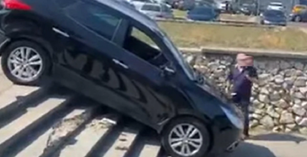 Un șofer a fost filmat în timp ce coboară cu mașina pe scări – VIDEO