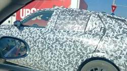 Foto / Un nou prototip camuflat, surprins la Pitești. De ce nu poate fi Dacia C-Neo
