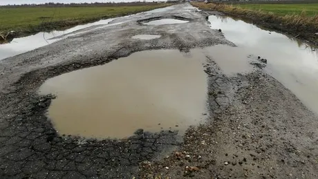 Un şofer care şi-a distrus cauciucurile într-o groapă va fi despăgubit de autorităţi