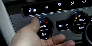 Sfat de la RAR: Poți să reduci consumul de carburant dacă pornești aerul condiționat. Cum trebuie setat