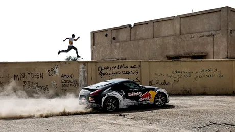 Cursă cu obstacole între un Nissan 370Z şi un atlet parkour. VIDEO